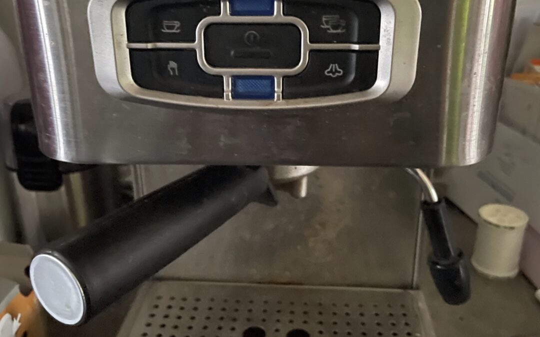 Tentative de remise en route d’une machine à expresso remisée. – CE 420 A